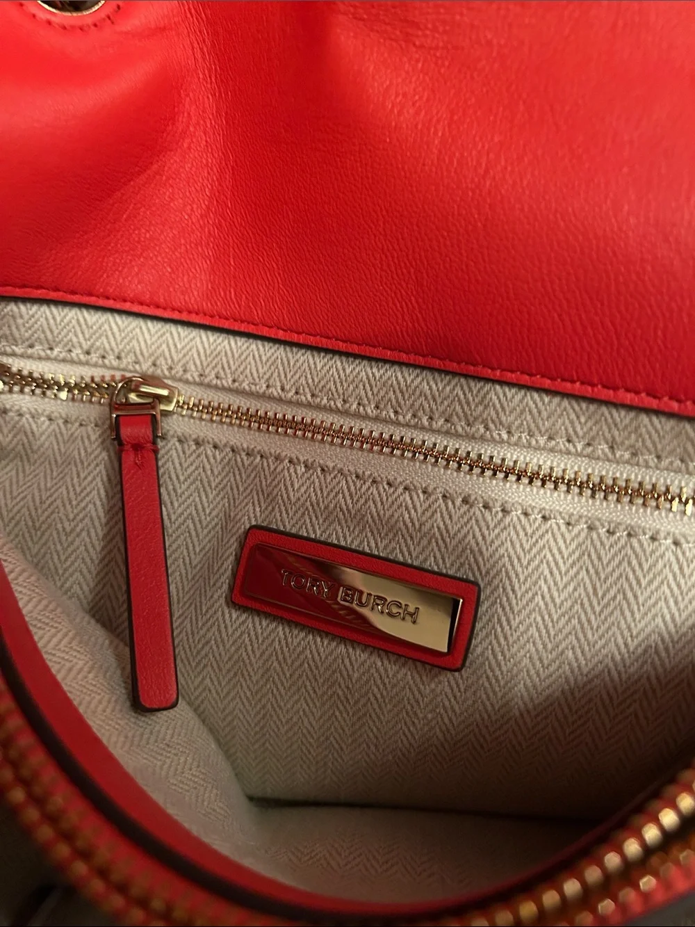 Tory Burch Quilted Leather Shoulder Bag in coral red/orange with Gold Logo - Picture 4 of 5